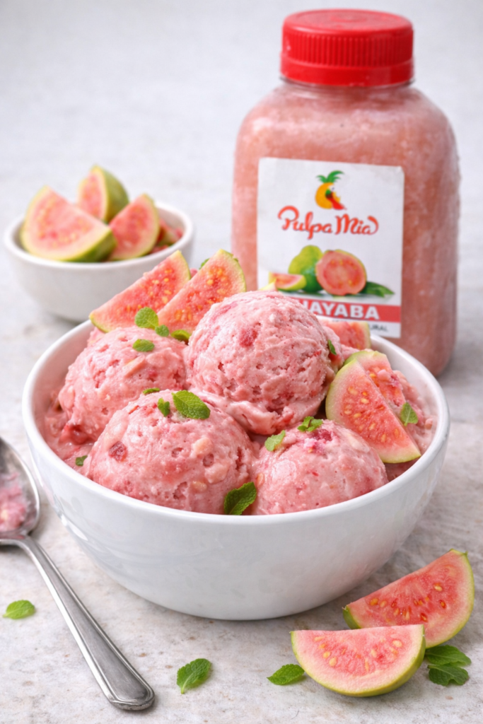 helado de guayaba rosa con leche preparado con pulpa de guayaba pulpamia
