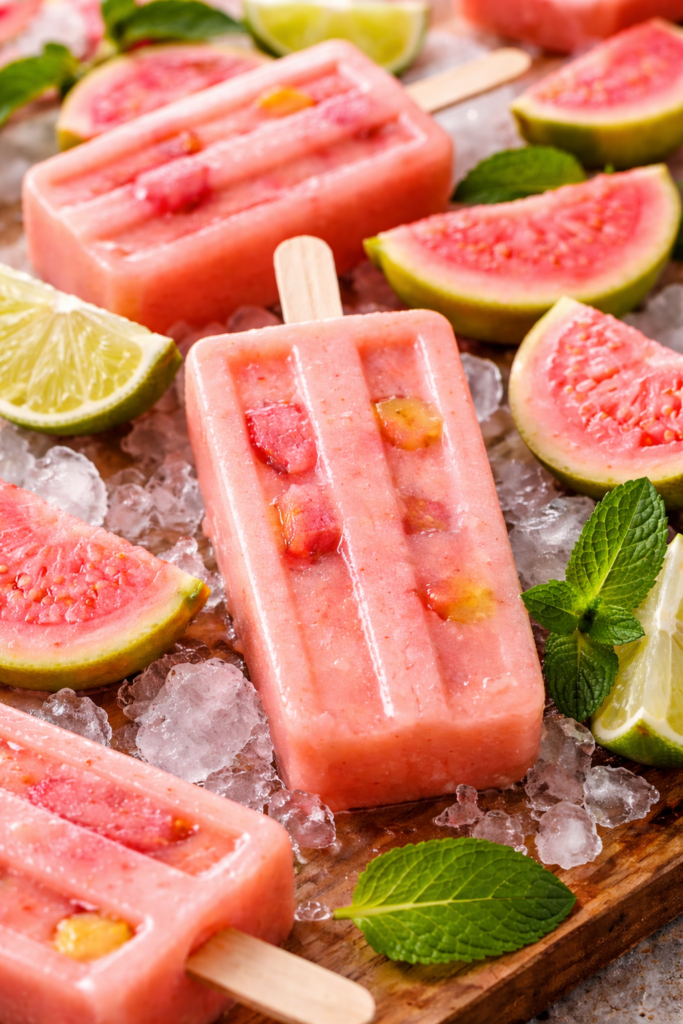 paletas de hielo de guayaba rosa hechas con pulpa de guayaba pulpamia paletas tropicales refrescantes