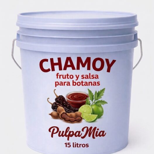 Cubeta de 15 litros de Chamoy marca PULPAMIA, con diseño de etiqueta que incluye chiles secos, tamarindo y limones frescos sobre un fondo limpio.