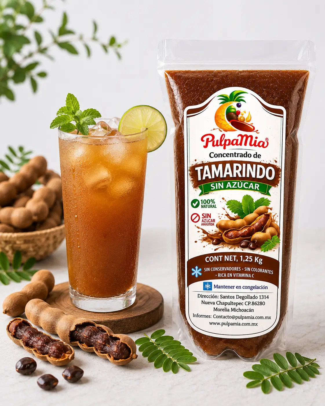 Agua saludable de tamarindo preparada con concentrado de tamarindo sin azúcar Pulpamia acompañada del envase de 1.25 kg