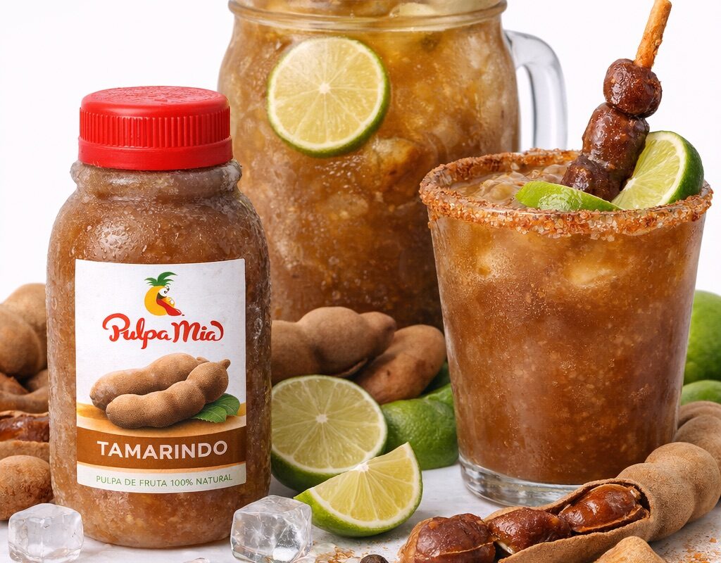 Agua fresca de tamarindo con pulpa Pulpamia servida fría