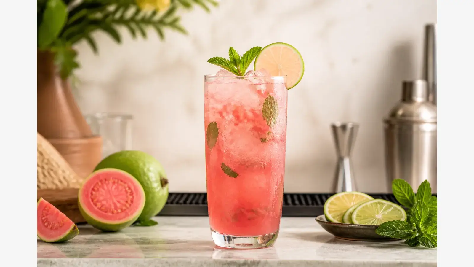 Soda de guayaba rosa con limon y pulpa Pulpamia para cafeterias